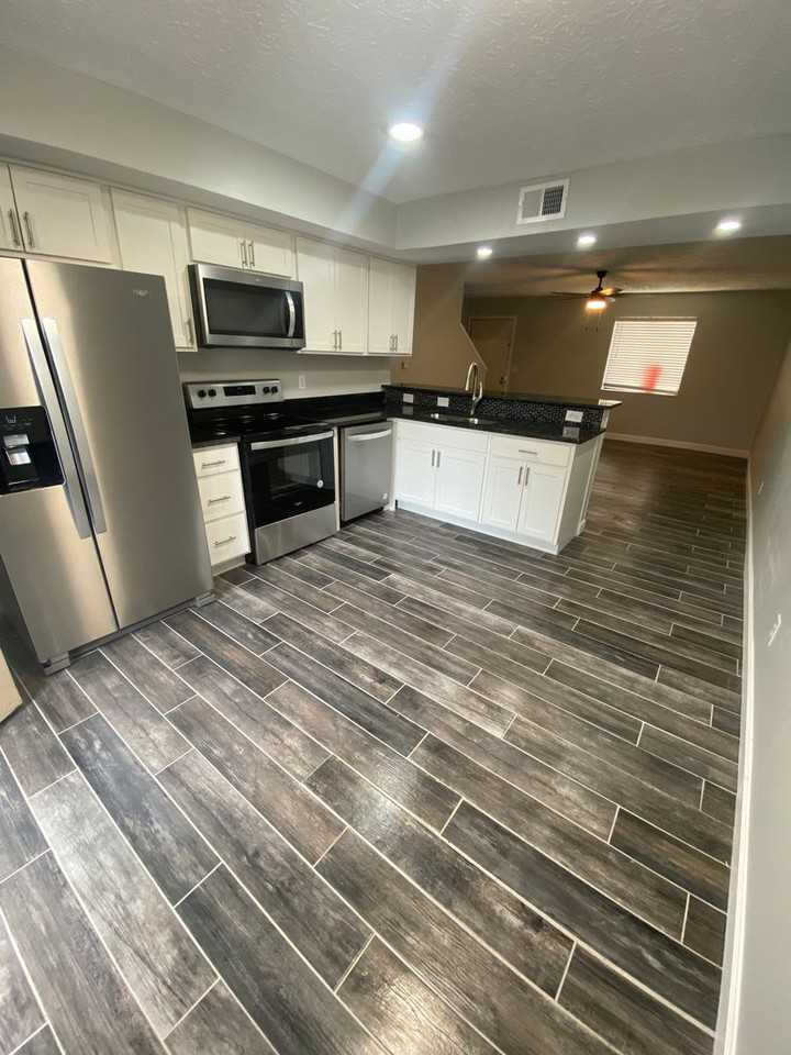 3233 Summerhill Ln - Photo 3 of 9