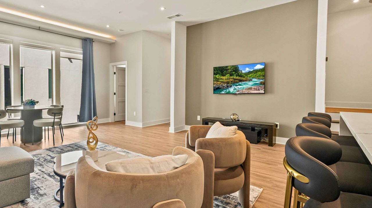 1733 N Fitzhugh Ave #1226736P - Photo 2 of 22