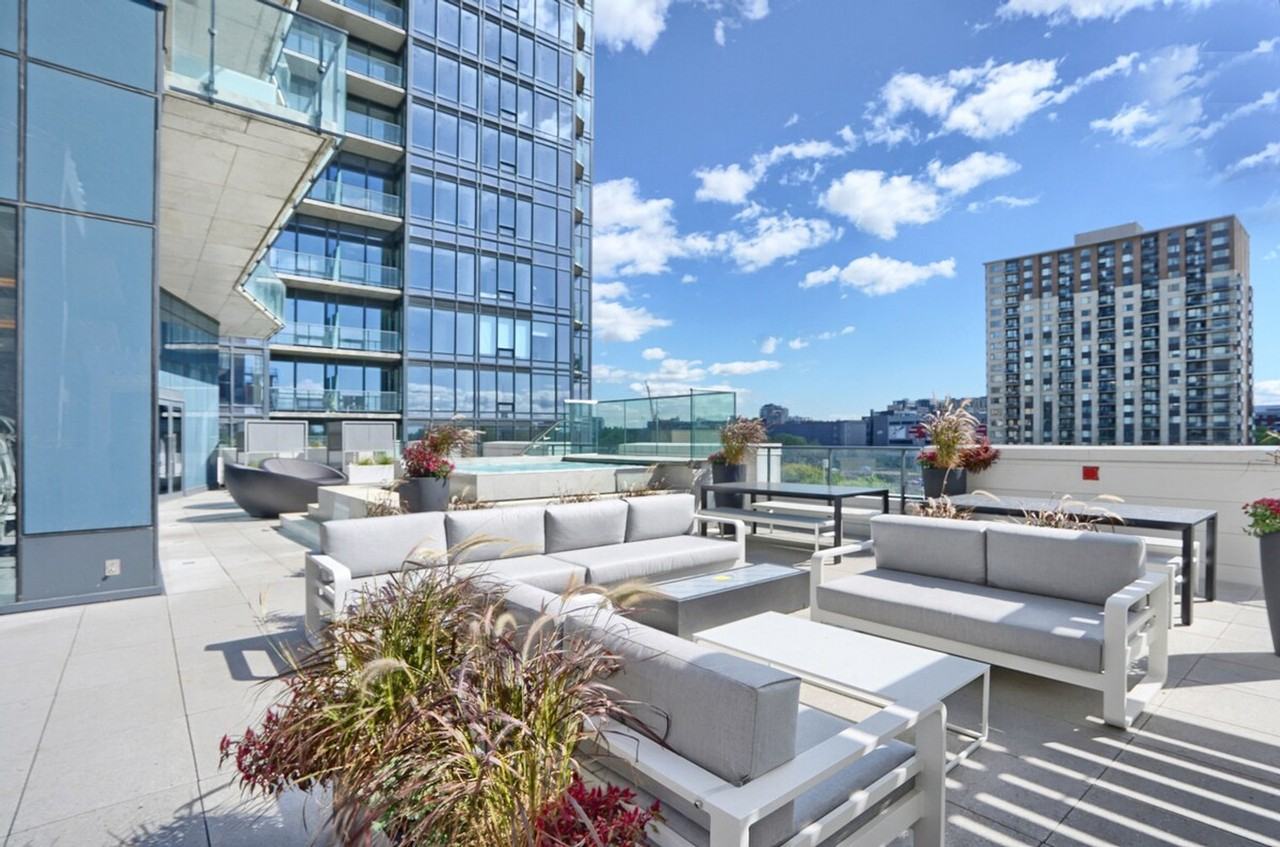 1215 Rue Saint-Antoine O #1262041P - Photo 2 of 42