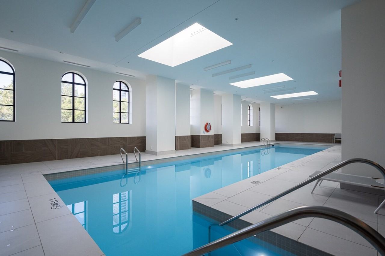 1373 Av Argyle #1262042P - Photo 2 of 44