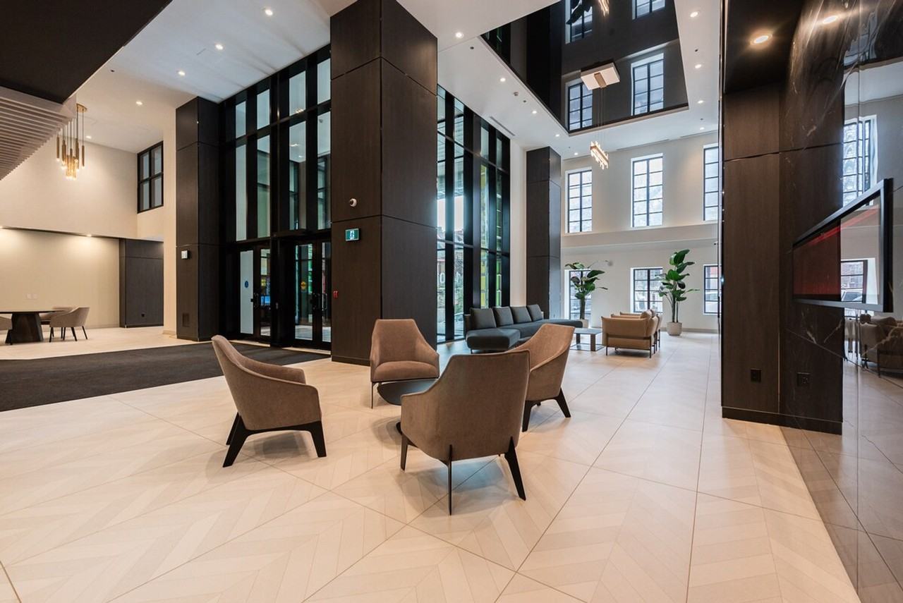 1373 Av Argyle #1262042P - Photo 4 of 44