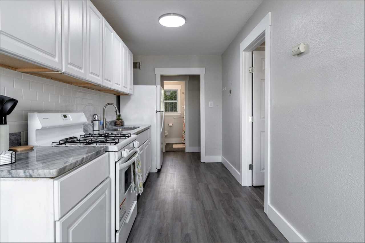 1112 Morgan Ave #1268432P - Photo 4 of 25