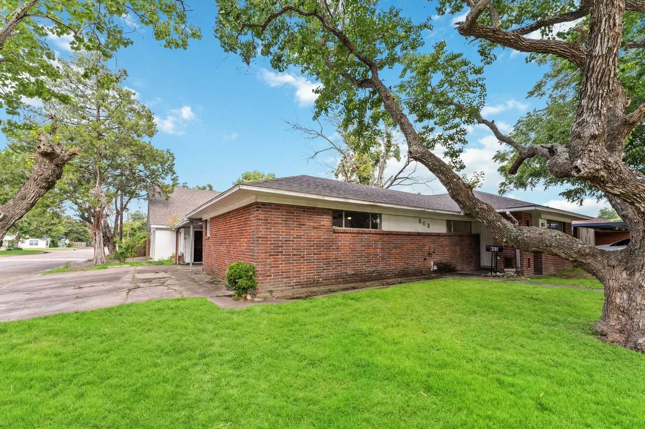 803 S 4th St - Photo 2 of 30