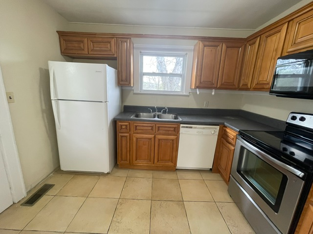 1805 Dimple Ct - Photo 4 of 11