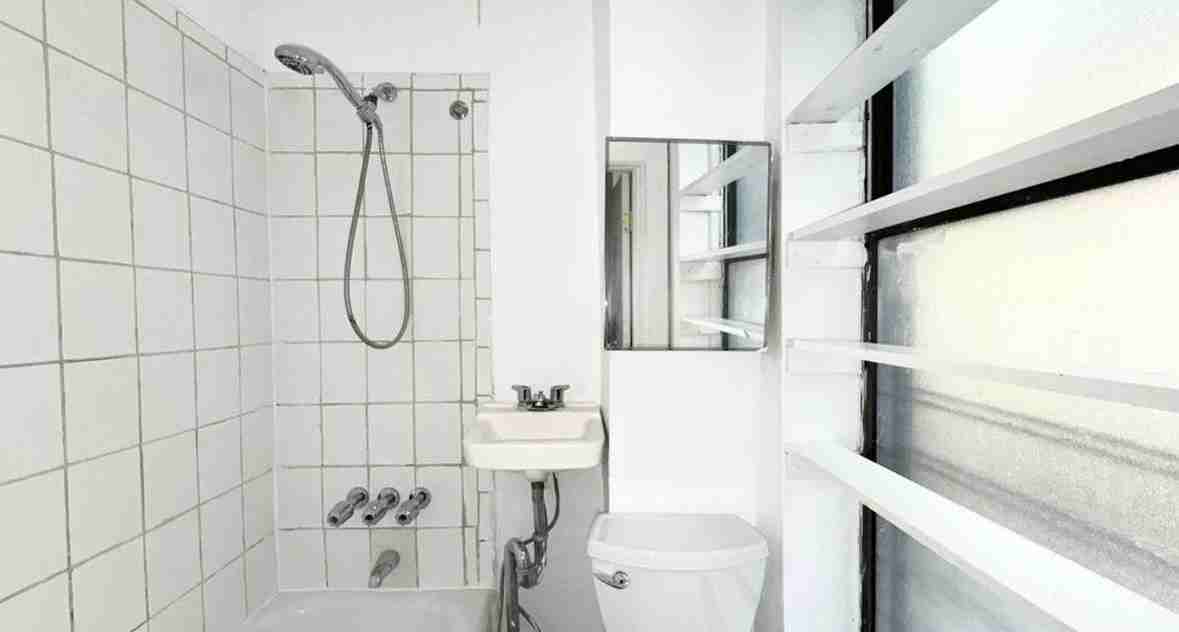 817 Willoughby Avenue #2R - Photo 3 of 6