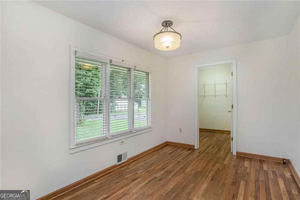 484 484 NW Polk Street - Photo 3 of 25