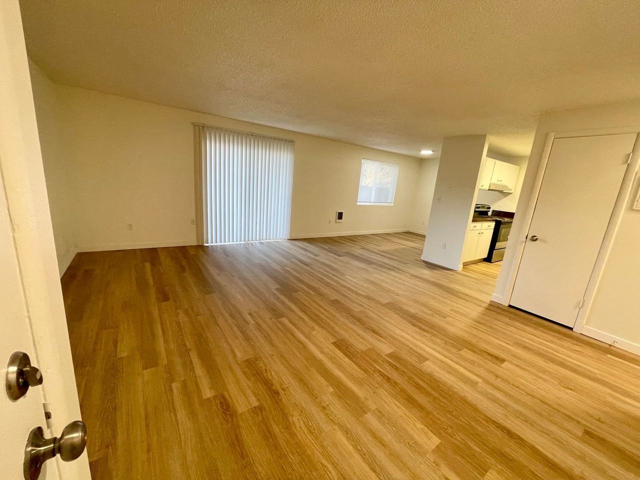 8925 E Liberty Ave - Photo 3 of 34