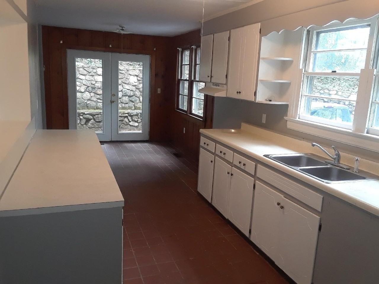 1011 Michael Ln - Photo 2 of 7