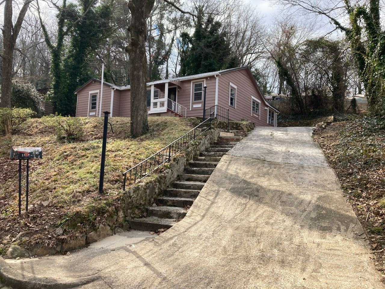1011 Michael Ln - Photo 3 of 7