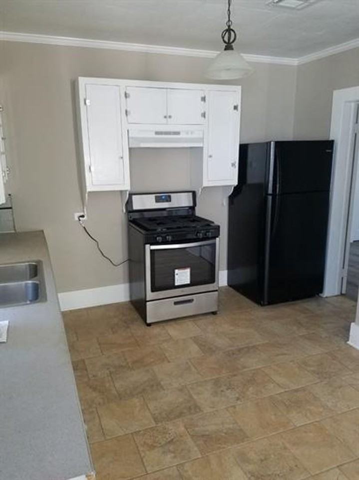 431 Columbus St - Photo 2 of 9