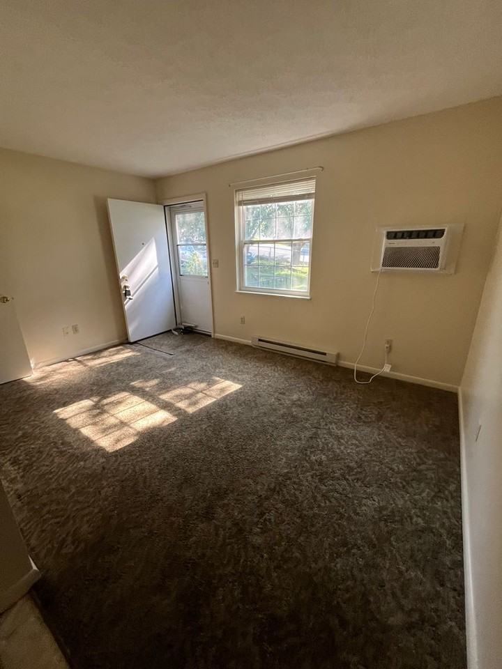 181 Rockingham Dr Apt C - Photo 2 of 7