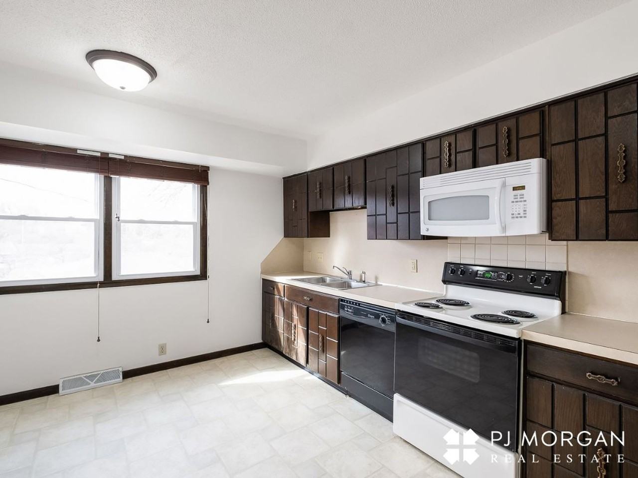 1312 S 118th St - Photo 3 of 46