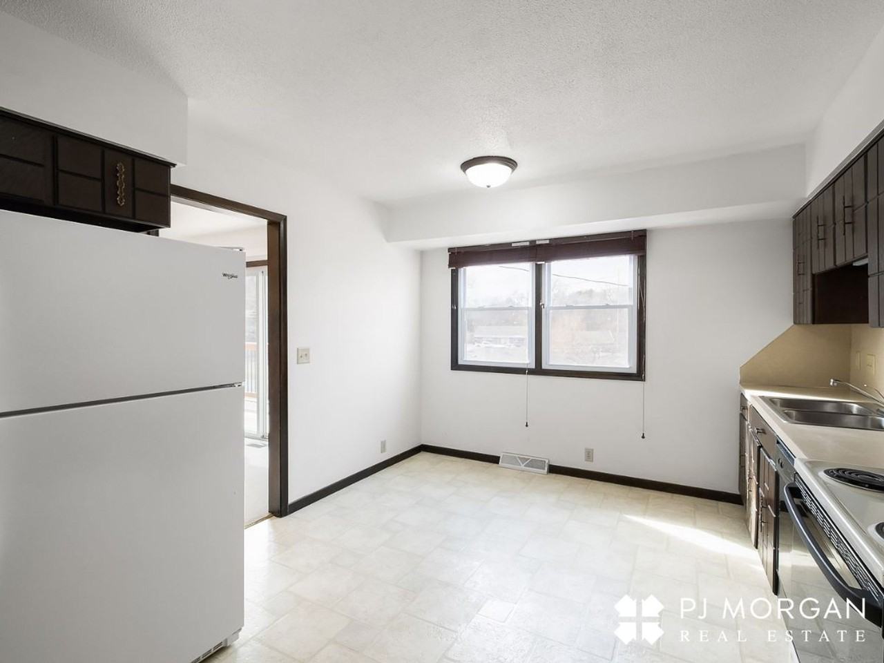 1312 S 118th St - Photo 4 of 46