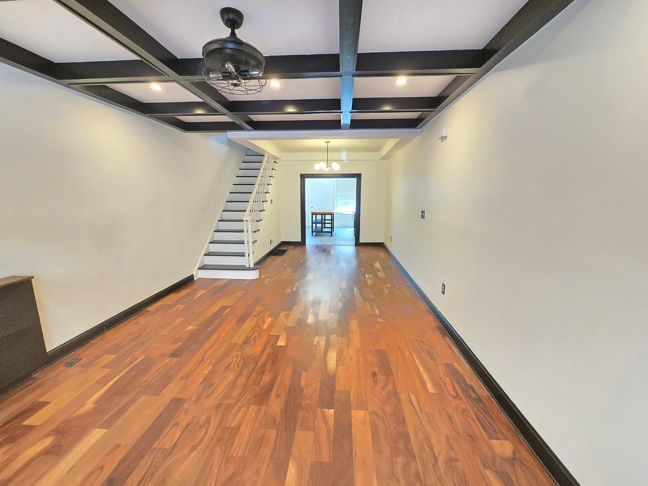 128 S Ellwood Ave - Photo 3 of 27