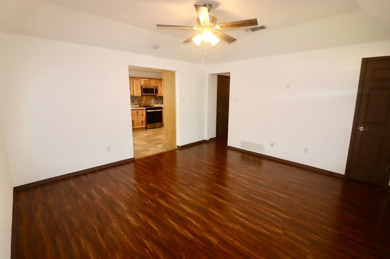 308 W 5th St - Photo 3 of 17