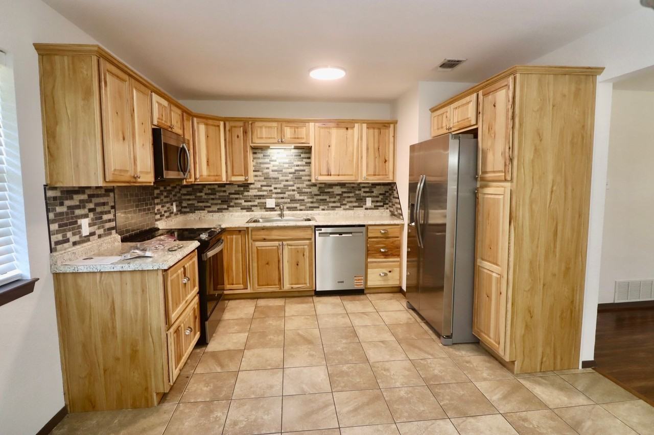 308 W 5th St - Photo 4 of 17