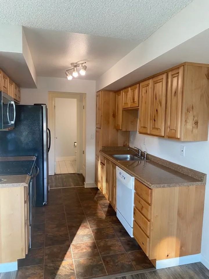 311 Ne 85th St - Photo 7 of 20