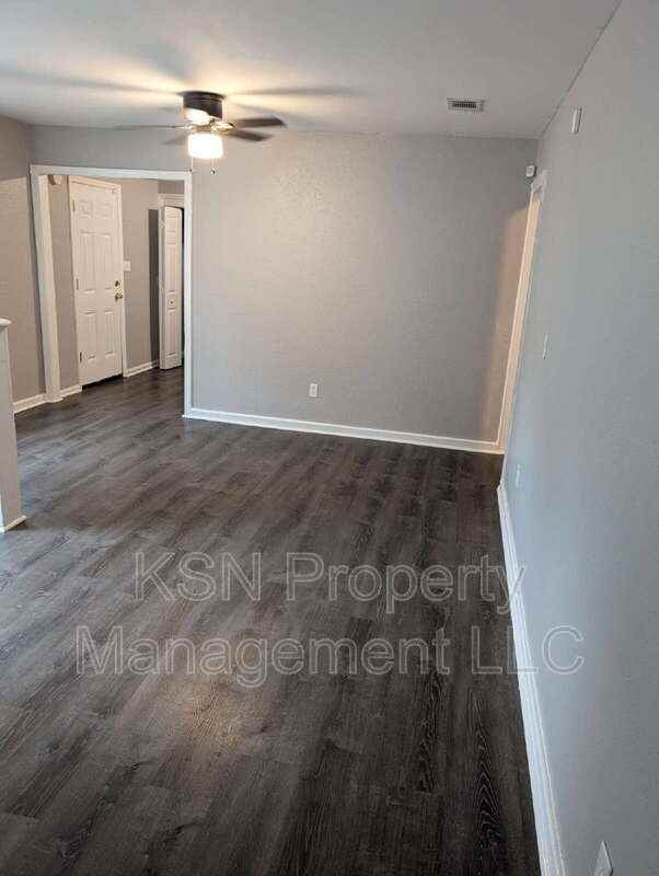 1920 Lloyd St - Photo 3 of 10