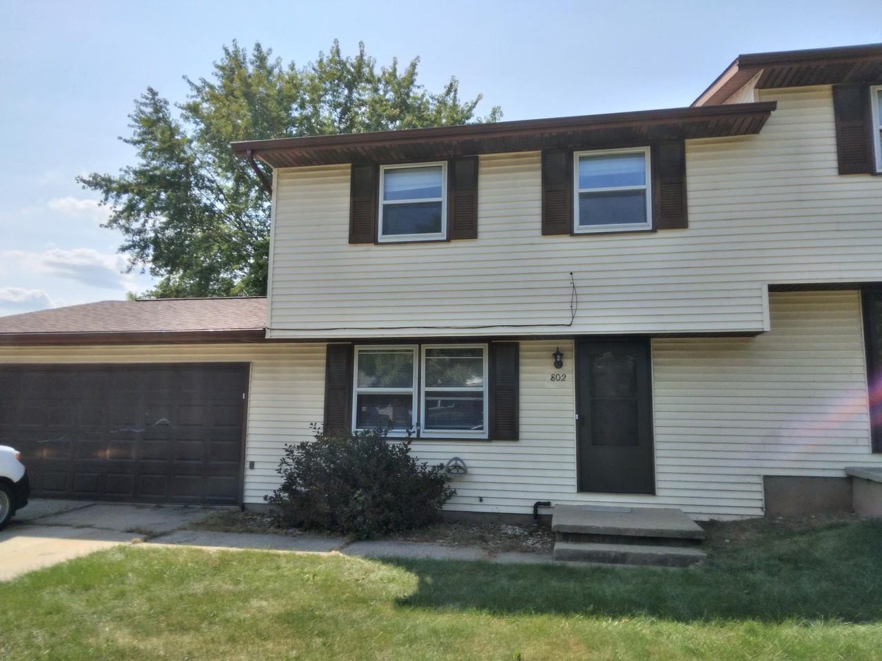 800 - 802 Edgewood Dr - Green Bay - Photo 2 of 15