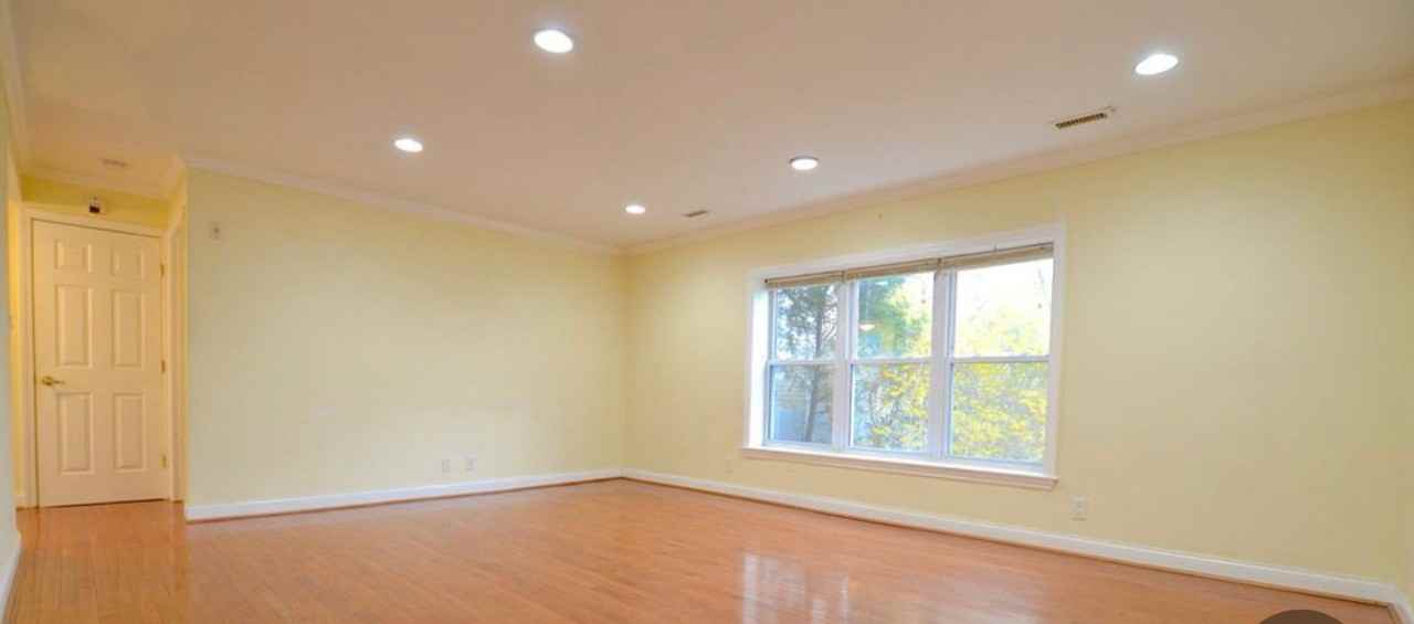 180 Newton St - Photo 3 of 8