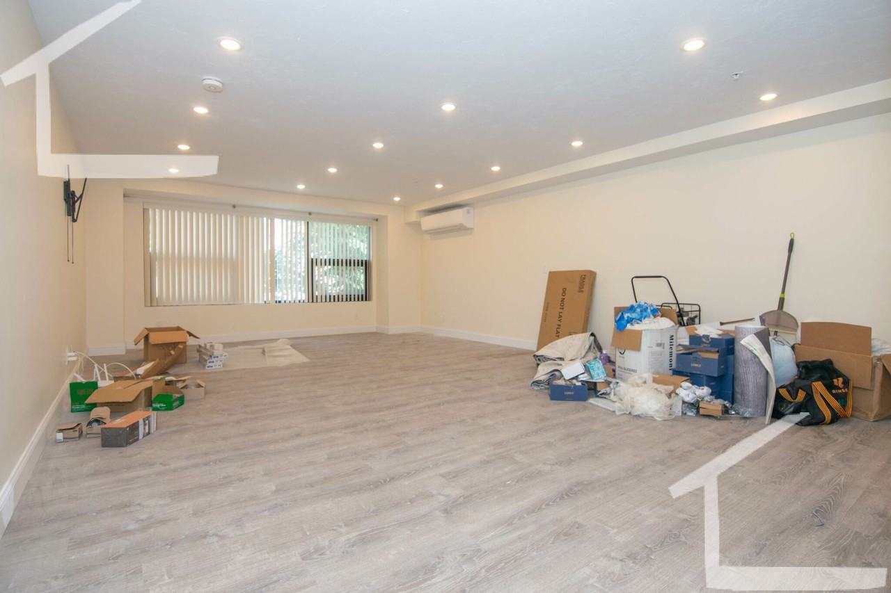 1026 Commonwealth Ave - Photo 3 of 11