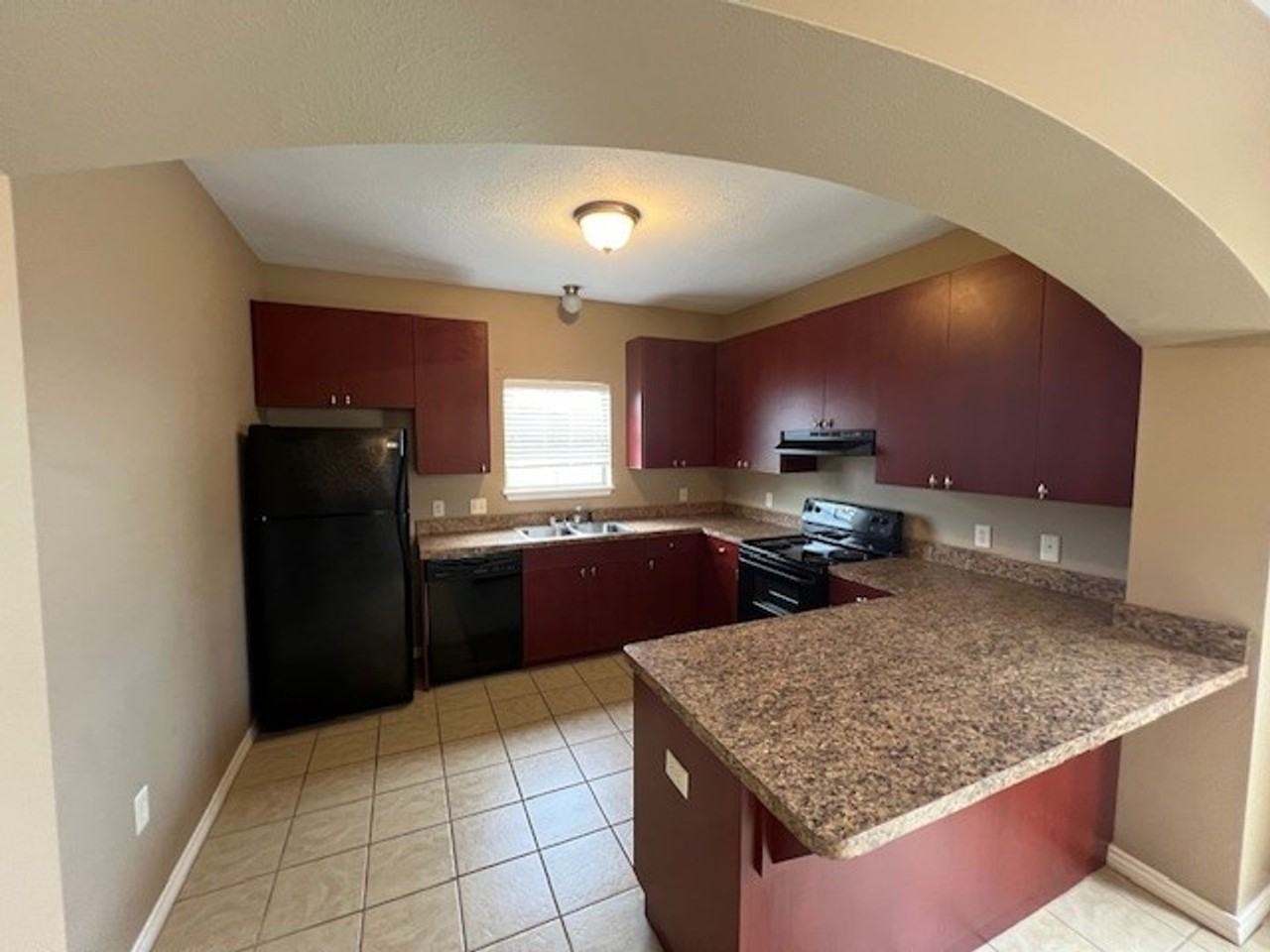 114 W Lagrange - Photo 4 of 12