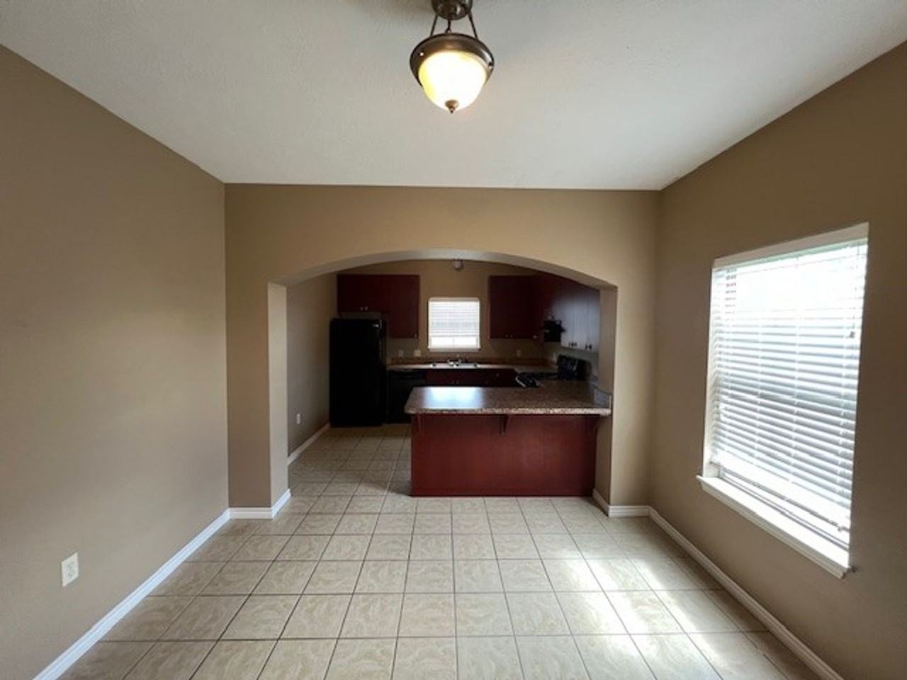 114 W Lagrange - Photo 7 of 12