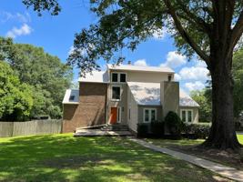 featured image of 107 E Kingswood Dr