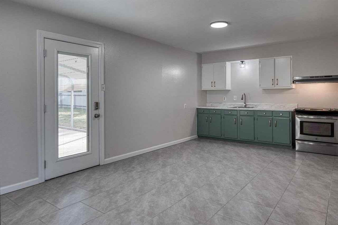 1605 Avenue P - Photo 4 of 17