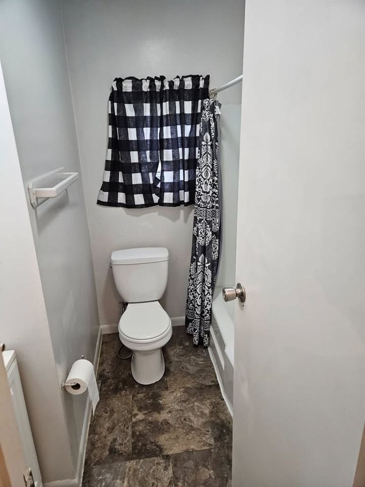 2 bedroom with fully fenced yard in bremerton, close to everything - Photo 3 of 7