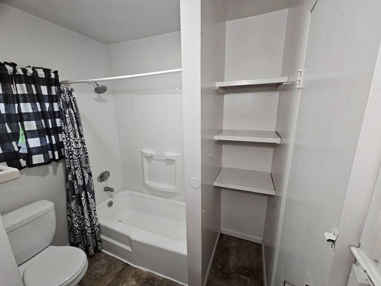 2 bedroom with fully fenced yard in bremerton, close to everything - Photo 4 of 7