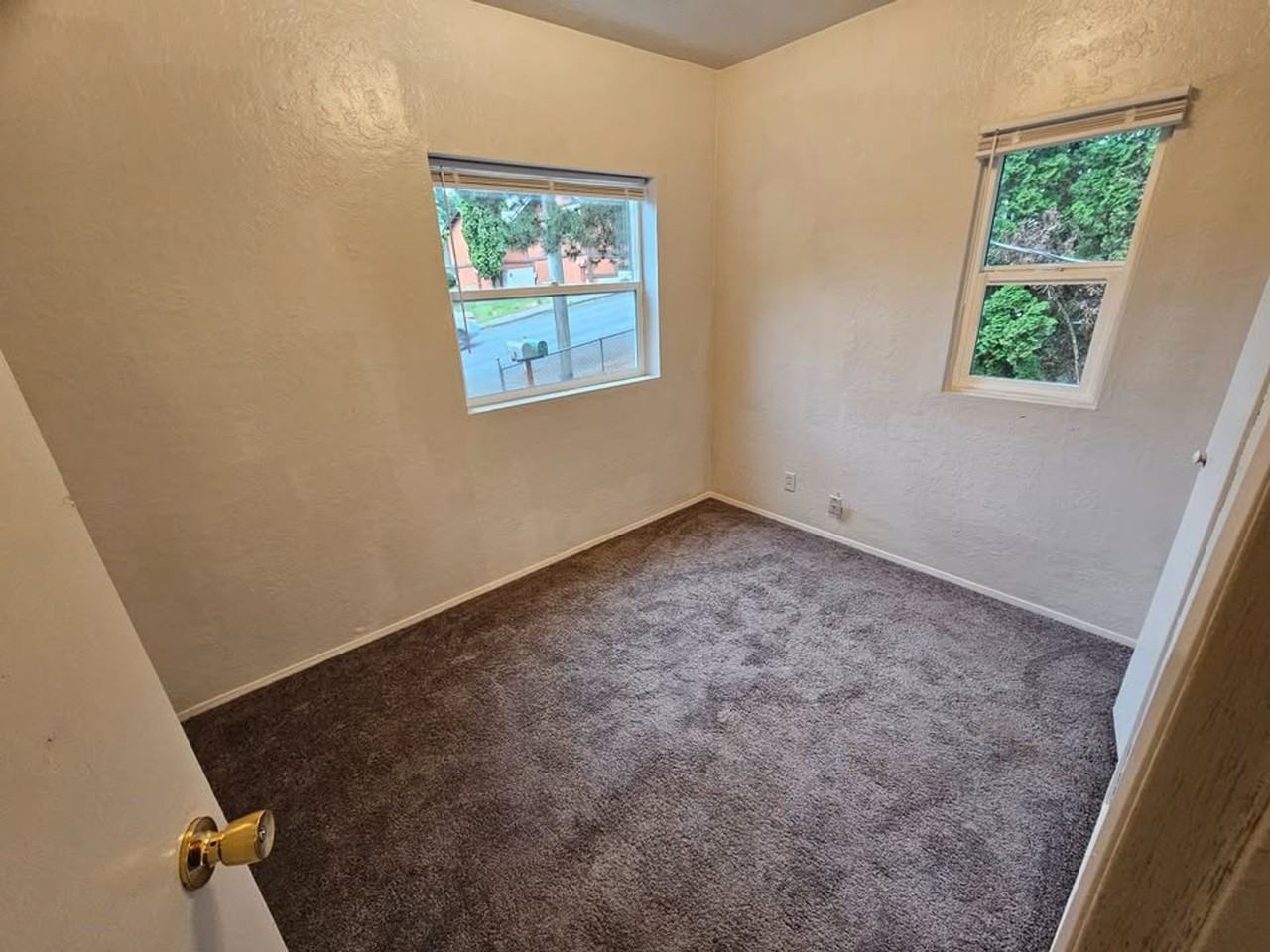 2 bedroom with fully fenced yard in bremerton, close to everything - Photo 5 of 7