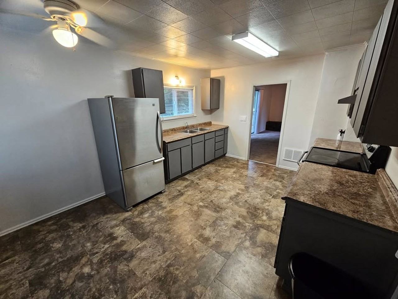 2 bedroom with fully fenced yard in bremerton, close to everything - Photo 7 of 7