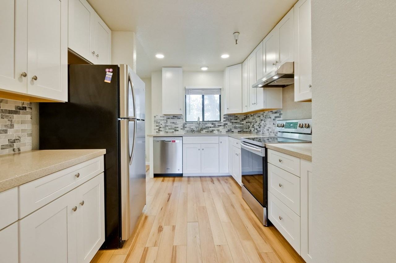 10063 Craft Dr - Photo 4 of 50