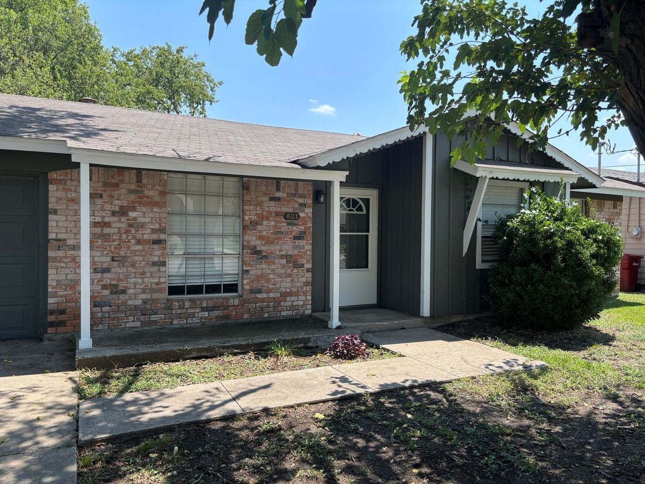 621 Hillside Dr - Photo 2 of 5