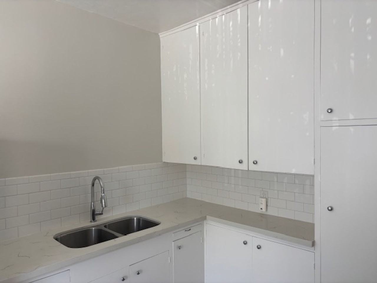 Beautiful spacious and bright apartment in the Pasadena Area - Photo 5 of 31