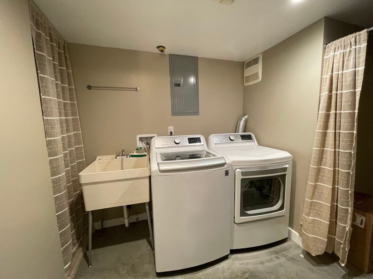 5817 N Washington St - Photo 3 of 12
