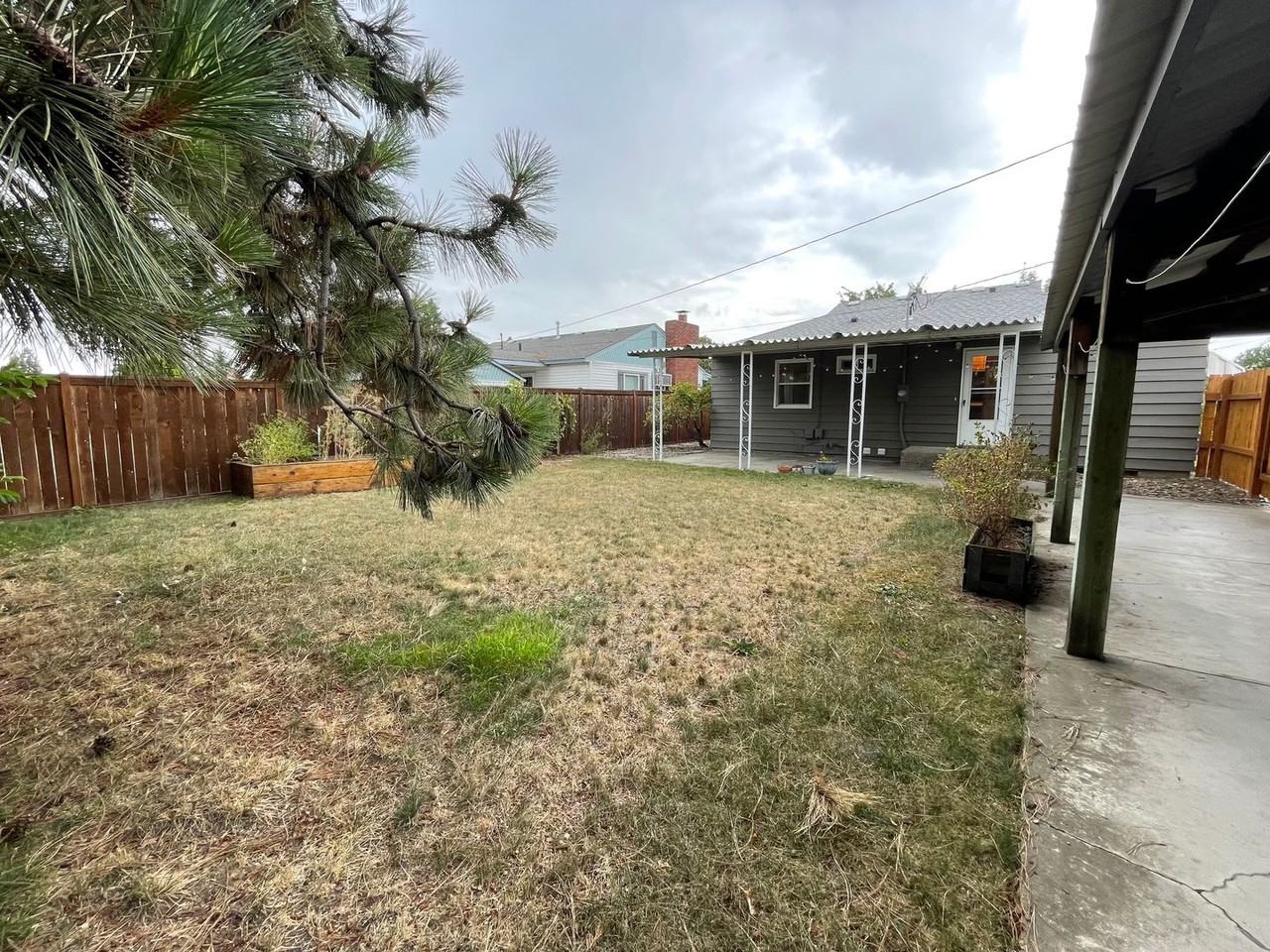 5817 N Washington St - Photo 4 of 12