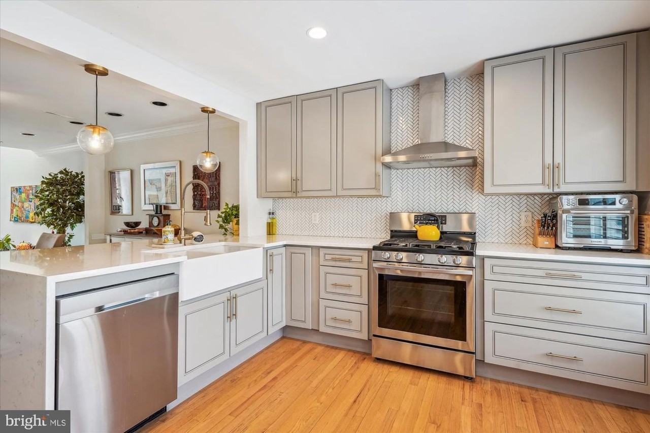 10924 Bloomingdale Dr - Photo 2 of 34