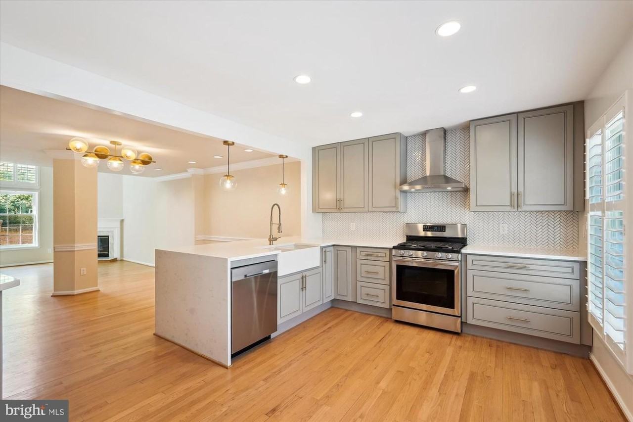 10924 Bloomingdale Dr - Photo 3 of 34