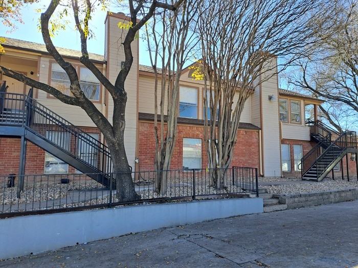 7111 E Highway 290 #D - Photo 2 of 13