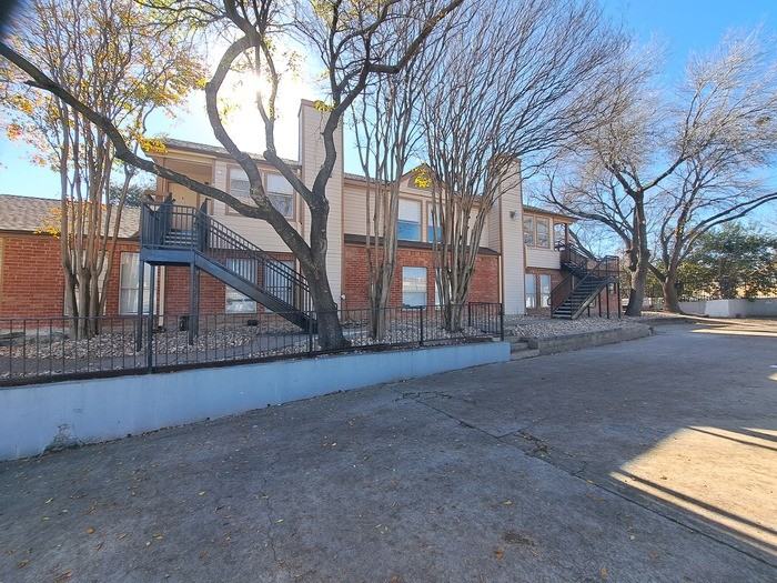 7111 E Highway 290 #D - Photo 3 of 13