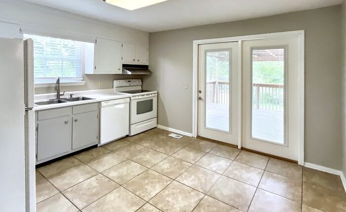 4015 Izlar Dr - Photo 2 of 23