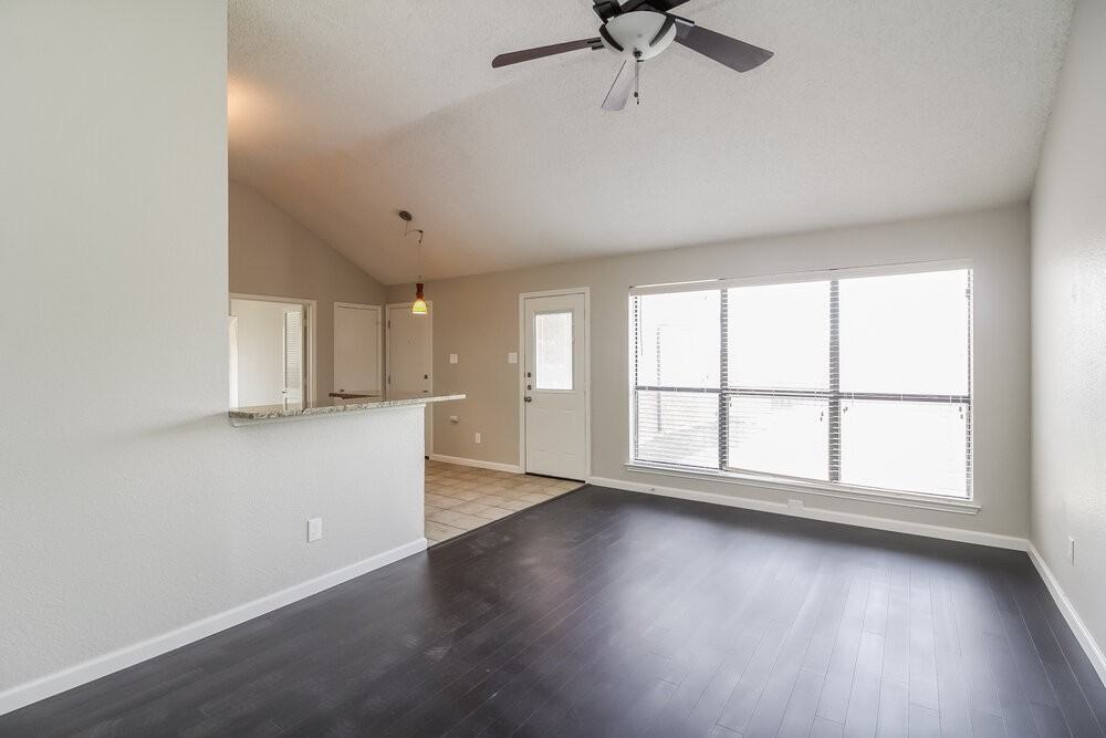 936 Manor Dr - Photo 3 of 15