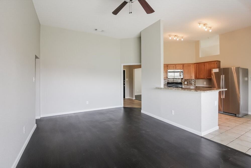 936 Manor Dr - Photo 4 of 15