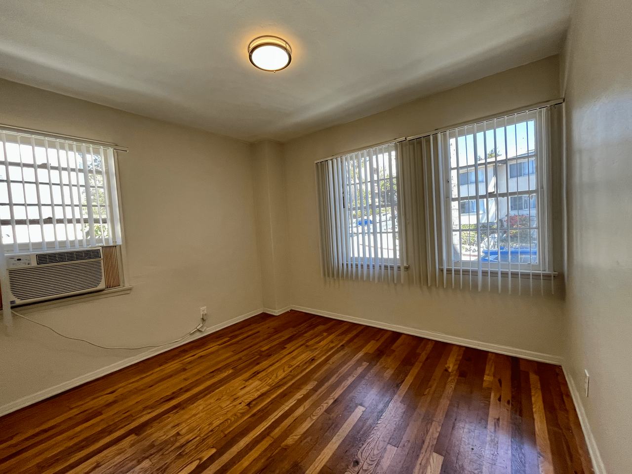 605 Kelton Ave - Photo 6 of 28