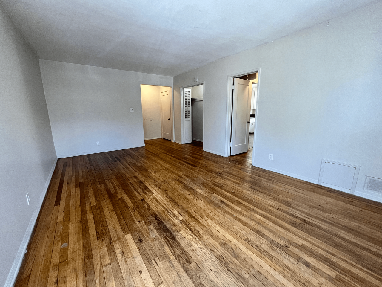 605 Kelton Ave - Photo 5 of 28