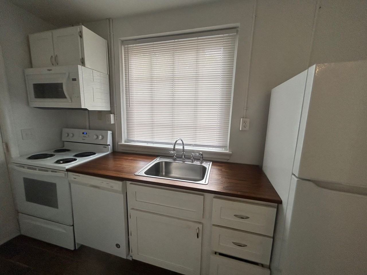 403 Waccamaw Ave - Photo 2 of 11