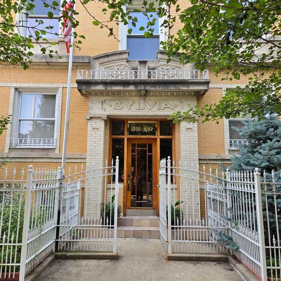 1000 N Oakley Blvd #1 - Photo 3 of 17