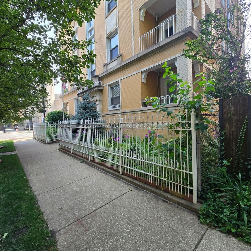 1000 N Oakley Blvd #1 - Photo 2 of 17